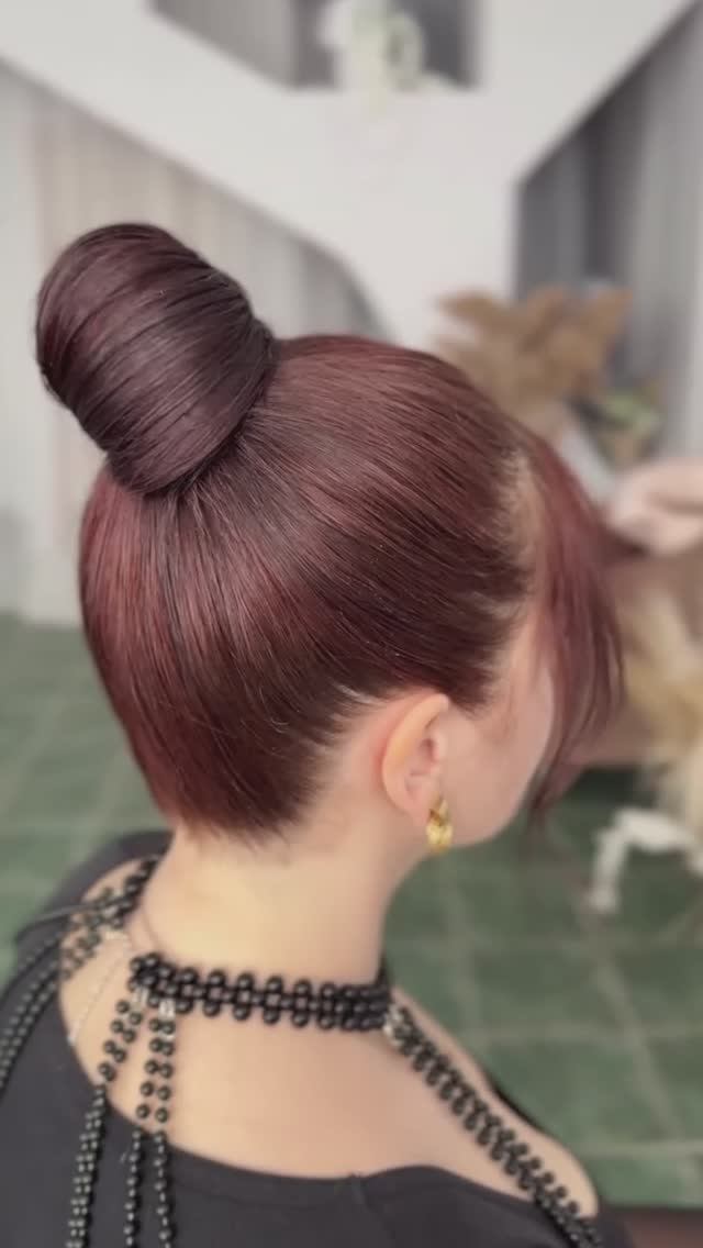 Высокий и идеально гладкий пучок из пористых волос #прическа #укладка #волосы #пучок