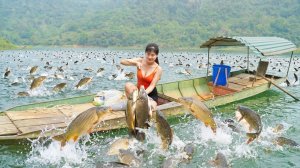 Нхат, забрасывает сети, в большом озере ловит рыбу. Идем на рынок, чтобы продать её, местным жителям