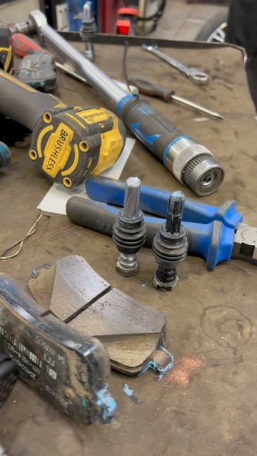 Дилер CHERY: Проверка задних тормозов превратилась в мастер-класс для ученика.