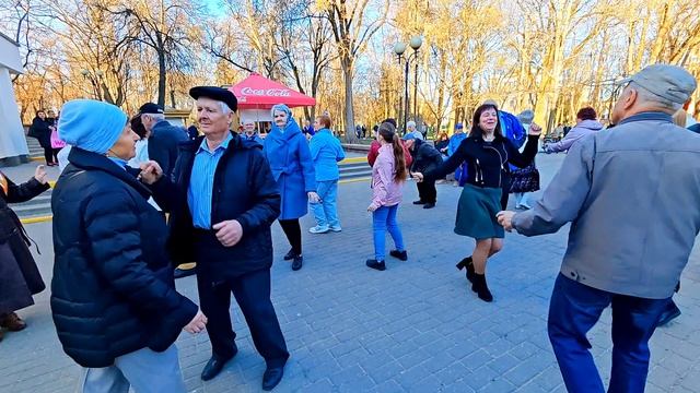 5.04.26г... "Жёлтый Дождь Стучит по Крышам"...