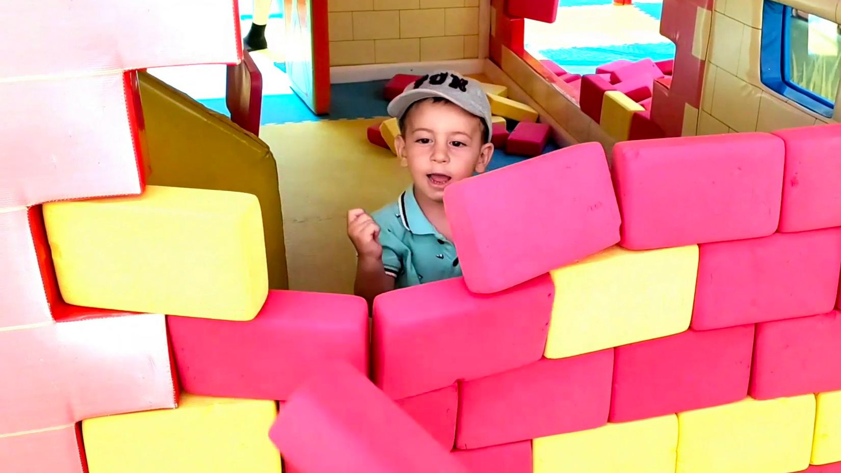 Эрик строит дом