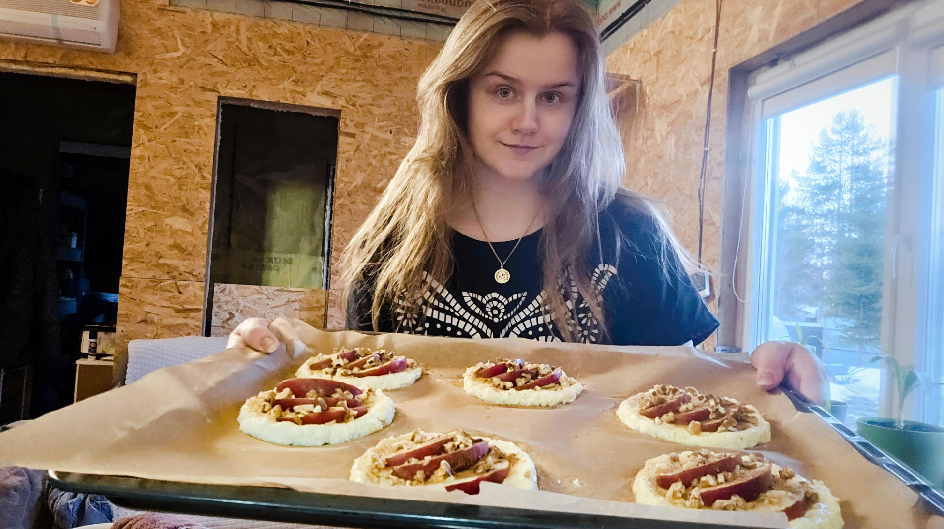 Жизнь простой семьи на севере/приготовила творожные ватрушки с яблоками.