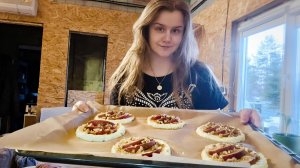 Жизнь простой семьи на севере/приготовила творожные ватрушки с яблоками.