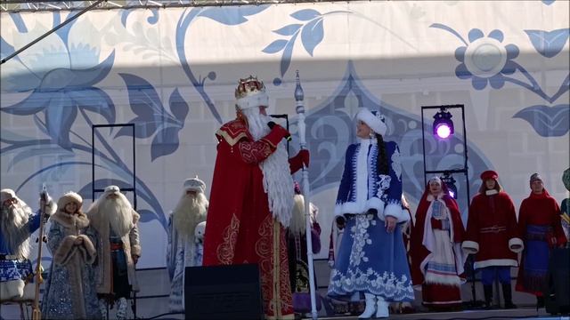 Российский Дед Мороз поздравляет Снегурочку: праздник дружбы народов в Костроме