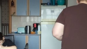 Внучка рисует. Варю суп рассольник, как любят дети. Скучать некогда.