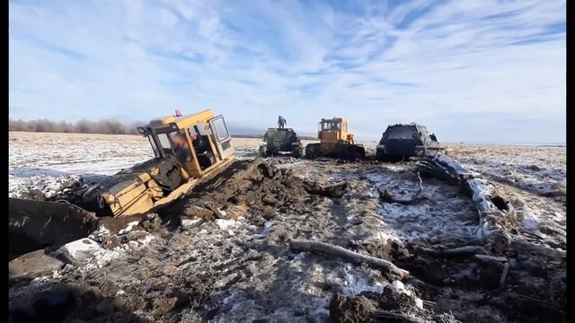 Тянут застрявший Гусиничный трактор в три ТЯГИ (6)