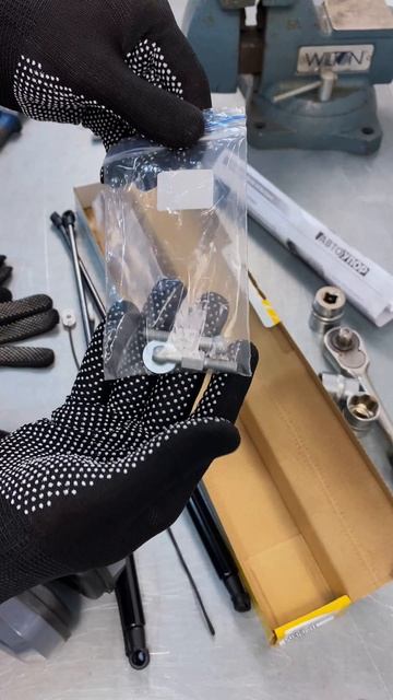 Распаковка амортизаторов капота АВТОУПОР на ГАЗель Бизнес