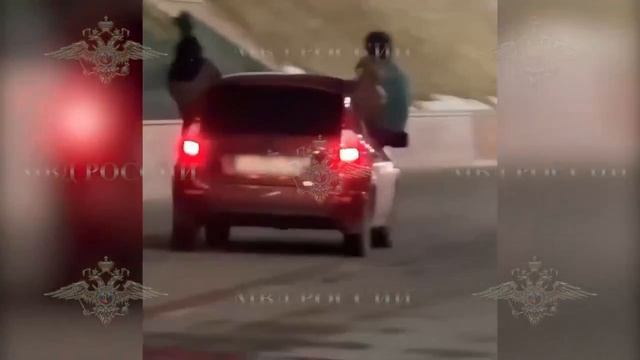 В Казани поймали лихача, опасно прокатившего подростков у Кремля