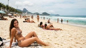 Красивые девушки в микро бикини: Жаркий день на пляже Бразилии
