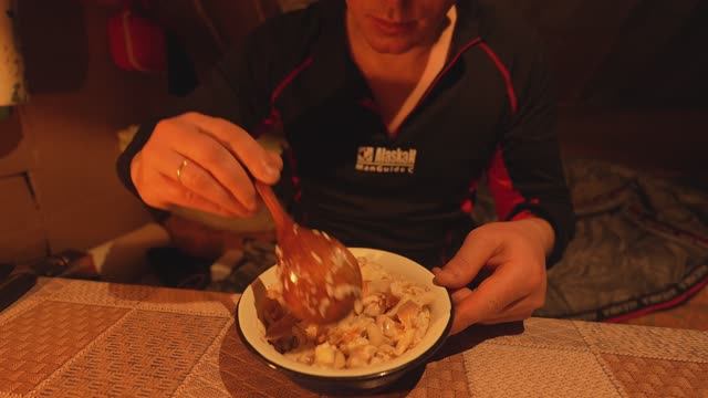 Запускаю плотву в таёжное озеро. Крупный окунь и плотва. Живу один в избушке.