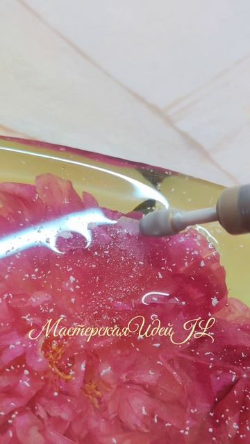 Стол с живыми цветами. #МастерскаяИдейJL #МастерскаяJL #КрылатаяБижутерия 
#стеклянныебукеты