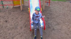 Синий трактор Гоша и Макс играют на детской площадке Видео для детей