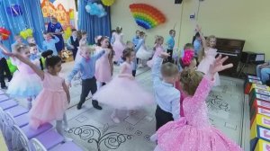Красивый выход выпускников. Выпускной в детском саду. Танец  Мы такие разные