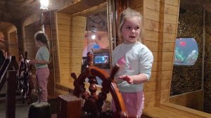 Кормление рыб в самом большом Доме-Аквариуме Челябинской области