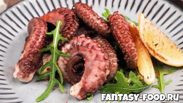 Маленькие осьминоги на сковороде с чесноком и зеленью