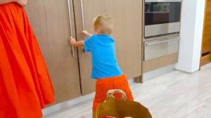 Крис и мама - Детская история про аппарат со сладостями и другие полезные видео для детей