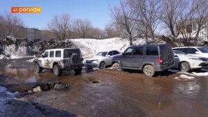 ПО ЯМАМ ПРИХОДИТСЯ ПРОЕЗЖАТЬ АВТОМОБИЛИСТАМ НА ТУШКАНОВА В СТОЛИЦЕ КАМЧАТКИ • БЕЗ КОММЕНТАРИЕВ