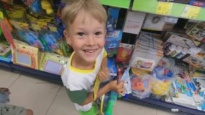 Видео для детей. Макс и Рома гуляют по магазину. Машинки и игрушки для детей