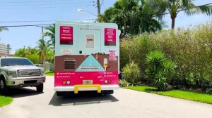 Крис и Ники играют в мамином грузовике с мороженым и другие веселые истории для детей