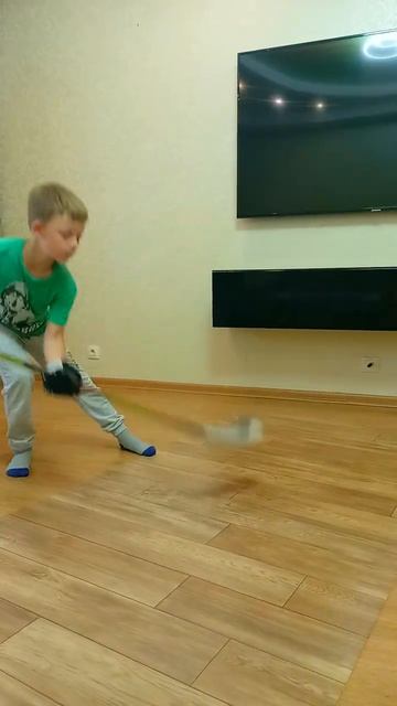 Дриблинг с клюшкой дома #Shorts #хоккей #Буран #hockey