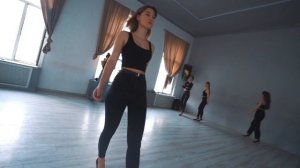 Финалистки «Мисс университет 2024» отрабатывают подиумный шаг