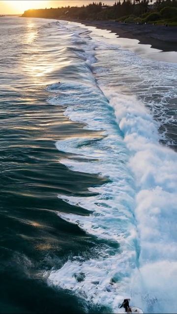 Серфинг на закате: волн и страсти #серфинг #море #приключения