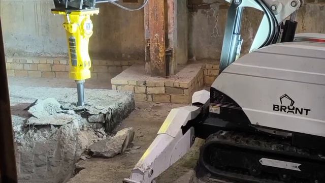 Демонтажный робот B-D170. Демонтаж бетонного фундамента.