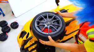 Влад меняет колёса на игрушечной машинке Никиты