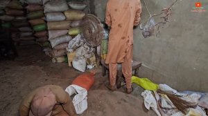 Переработка полиэтиленовых пакетов в пластиковые стулья.