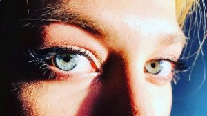 Стекло меж нами...