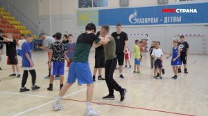 Бронзовый призер чемпионата мира Дмитрий Двали провел мастер-класс по боксу в Надыме