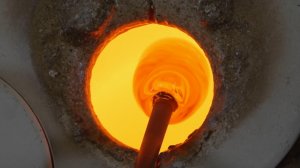 Потрясающее мастерство: раскалённое стекло превращают в шлем самурая.