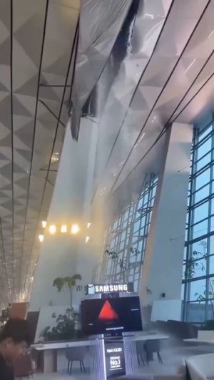 Крыша протекла.