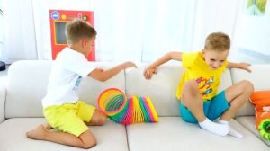 Дети играют в летние игры и активности на улице