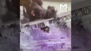 📹Кадры страшнейшего взрыва на танкере, проходившем под "Мостом Америк" через Панамский канал…🔽