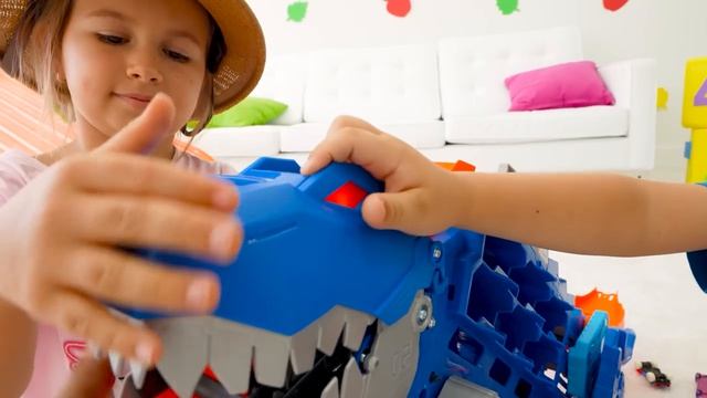 Крис играет с игрушечными машинками и спасает город Hot Wheels