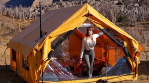 Одиночный кемпинг в люксовой палатке в горах.