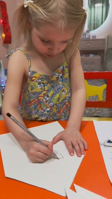 Поделка: синельная бумага, голографический картон, бусины, термоклей #элягеннадьевна #творчество