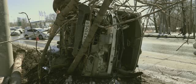 Грузовик перевернулся на Большой в Хабаровске | Водителя достали спасатели