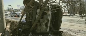 Грузовик перевернулся на Большой в Хабаровске | Водителя достали спасатели