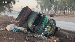 Пакистан. Грузовик в канаве и сломан. Достать и отремонтировать!