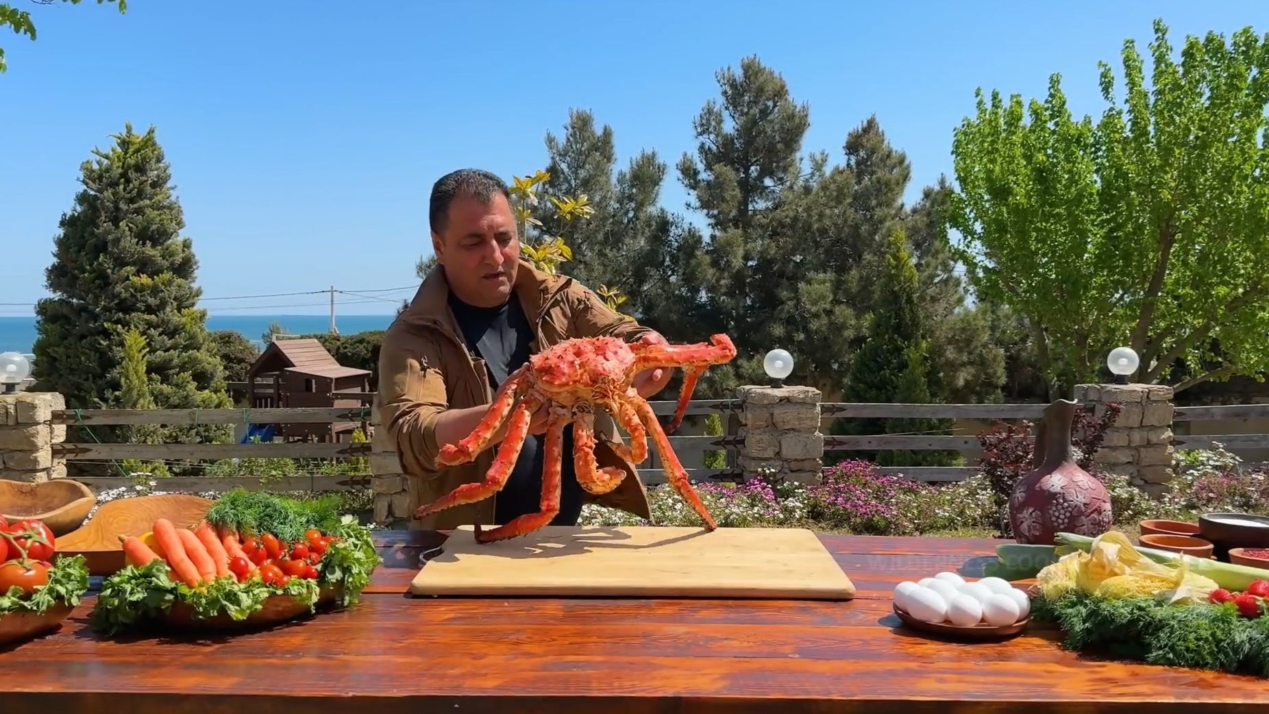 Королевский краб с фирменным соусом. Готовим на природе.