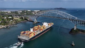 Взрыв прогремел на танкере у моста через Панамский канал