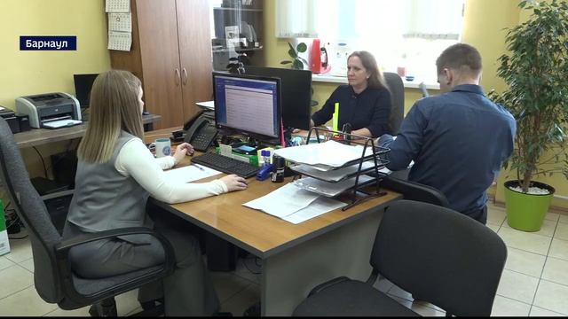 Видео от Вести АлтайНепристойные фотографии созданные ИИ стали всё чаще всплывать в школьных чатах