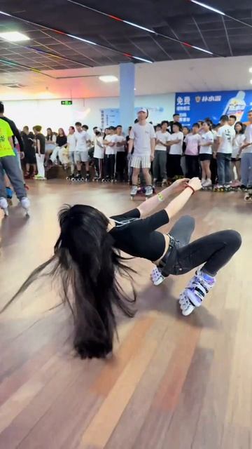 Демонстрация необычного фигурного катания на роликах. Девушка сделала изгиб волны...