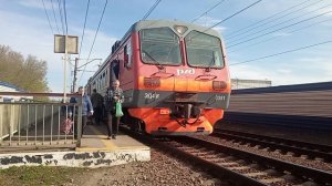 Встреча пассажирского поезда и электропоезда.