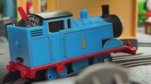 Для детей.  Паровозик Томас и его друзья! Играем паровозиками.
