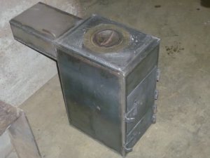 Сварил котёл уголь - дрова . Установил его и сварил металлическое водяное трубное отопление .