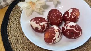 Простой способ оригинально покрасить яйца на ПАСХУ в луковой шелухе.