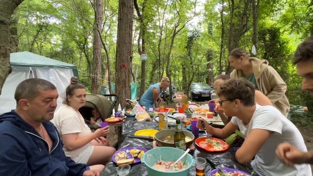 С палатками в кемпинге на Черном море. Завтрак. Шторм